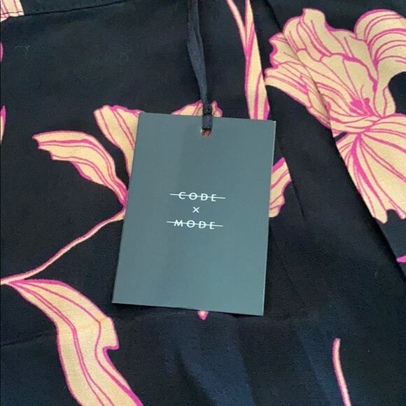 Code X Mode Black Floral pleated shorts - Picture 7 of 10